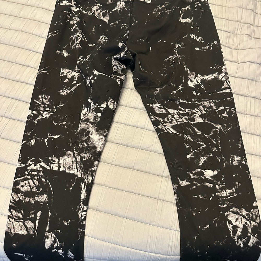ALO Yoga Black and White Tie-Dye Leggings like new